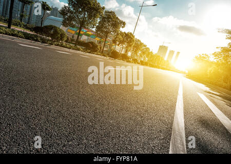 Svuotare asfalto sotto il sole Foto Stock