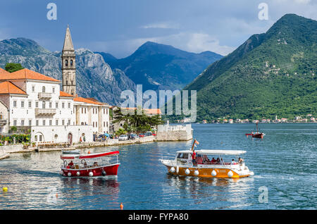 Vista su barche Perast e città Foto Stock