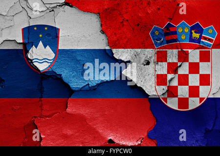 Bandiere di Slovenia e Croazia dipinta su incrinato w Foto Stock