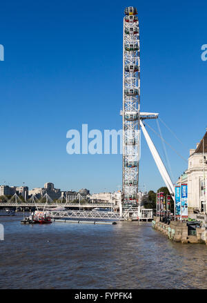 London Eye ruota panoramica sulla riva del Tamigi Foto Stock