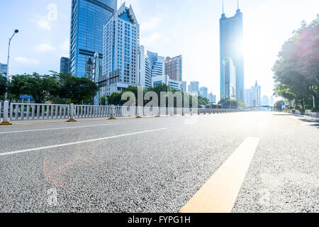 Strada asfaltata in città moderno Foto Stock