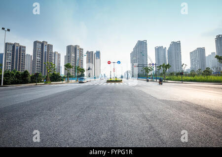 Strada asfaltata in città moderno Foto Stock