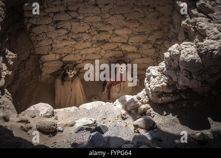Il cimitero di Chauchilla con mummie prehispanic nel deserto di Nazca, Perù Foto Stock