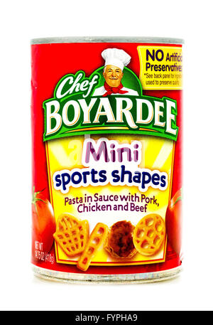 Winneconne, WI - 3 Febbraio 2015: Può di Mini forme sportive dallo Chef Boyardee. Lo Chef Boyardeee è stato apprezzato da tutti poiché Foto Stock