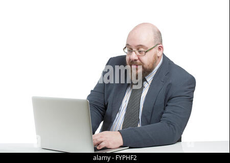 Uomo in una camicia lavora al computer. Foto Stock