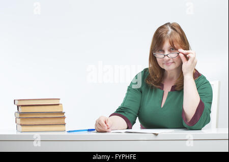 Insegnante di donna controlla il notebook. Foto Stock