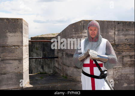 Uomo vestito da st George a Southsea Castle England Regno Unito Foto Stock