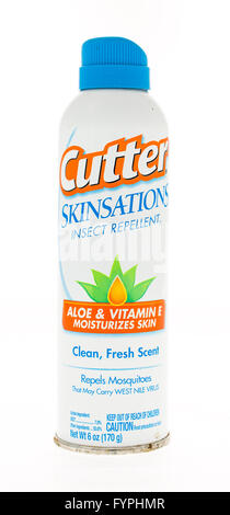 Winneconne, WI - 20 Aprile 2015: Spray può della fresa Skinsations repellente per insetti contenenti aloe e vitamina E. Foto Stock