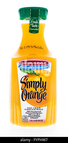 Winneconne, WI - 21 Febbraio 2015: Bottiglia semplicemente di succo di arancia con polpa di media. Foto Stock