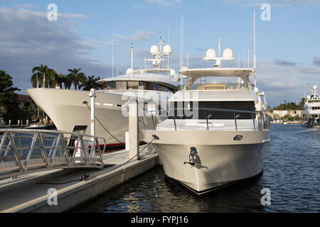 Yachts legato fino a un porto turistico. Foto Stock