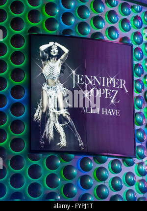 Jennifer Lopez mostra poster a Planet Hollywood Resort di Las Vegas. Foto Stock