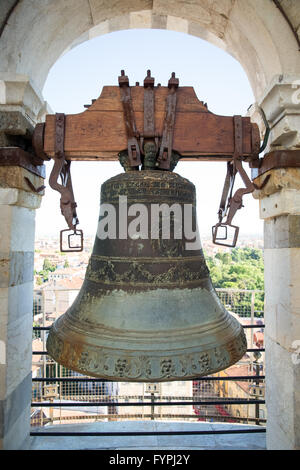 Campana medioevale in cima alla Torre Pendente di Pisa in Toscana, Italia. Un sacco di texture e di dettagli. Foto Stock