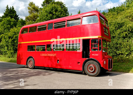 Ex Londra Trasporto autobus Routemaster RML2665 Reg. No. SMK 665F all'annuale 2015 Imberbus acceso giorno su Salisbury Plain. Foto Stock