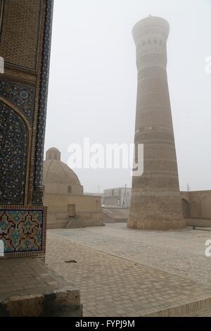Nebbia di mattina poggia su Poi Kalon Sqaure. Bukhara, Uzbekistan. Foto Stock