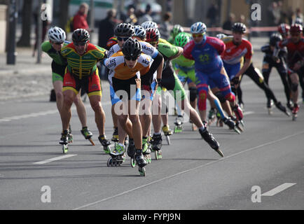 Grande gruppo di inline skater competere nel BERLIN HALF MARATHON 2016 Foto Stock