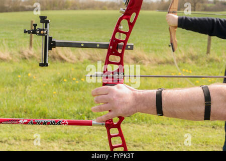 Arcieri campo pratica tiro con l'arco la preparazione di perdere le loro frecce Foto Stock