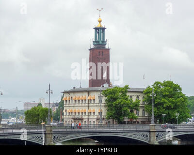 Vista della città di Stoccolma, la capitale della Svezia tra cui il Municipio di Stoccolma Foto Stock