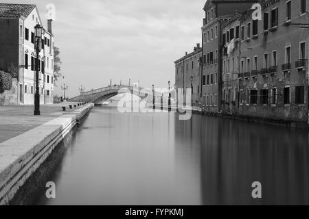 Foto in bianco e nero venezia canal Foto Stock