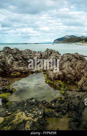 Spiaggia di Trengandin, Helgueras, Cantabria, Trasmiera sulla costa nord della Spagna. Foto Stock