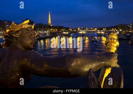 Twilight su statua sul Pont Alexandre III con Senna e dalla Torre Eiffel, Parigi, Francia, Europa Foto Stock