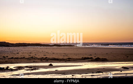 Una serata golden tramonto sulla spiaggia di Bamburgh in Northumberland sorprendenti Foto Stock