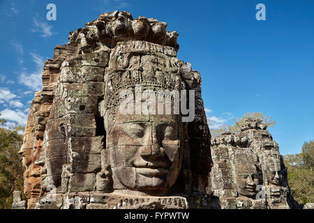 Facce, tempio Bayon rovine, Angkor Thom (XII secolo complesso tempio), Angkor Sito Patrimonio Mondiale, Siem Reap, Cambogia Foto Stock