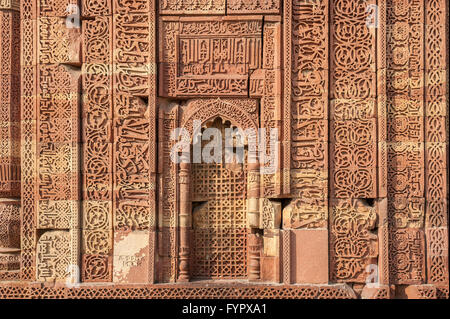 Pareti scolpite di Qutub Minar complesso, Delhi, India Foto Stock