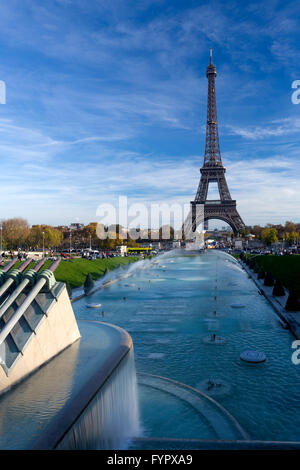 La Torre Eiffel e al Trocadero fontane in autunno, Parigi, Francia, Europa