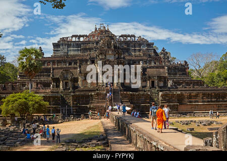 Monaco sul causeway e tempio Baphuon (XI secolo), Angkor Thom tempio complesso, Angkor Sito Patrimonio Mondiale, Siem Reap, Cambogia Foto Stock