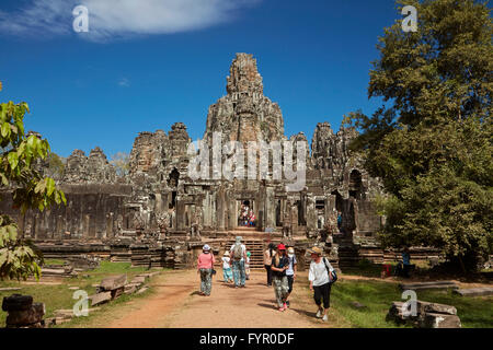 I turisti al tempio Bayon rovine, Angkor Thom (XII secolo complesso tempio), Angkor Sito Patrimonio Mondiale, Siem Reap, Cambogia Foto Stock