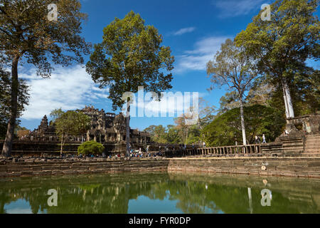 La piscina e il tempio Baphuon (XI secolo), Angkor Thom tempio complesso, Angkor Sito Patrimonio Mondiale, Siem Reap, Cambogia Foto Stock