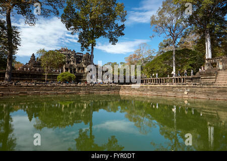 La piscina e il tempio Baphuon (XI secolo), Angkor Thom tempio complesso, Angkor Sito Patrimonio Mondiale, Siem Reap, Cambogia Foto Stock