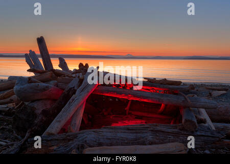 Struttura di spiaggia su isola di View Beach profilarsi all'alba con il Monte Baker in background-Victoria, British Columbia, Canada. Foto Stock