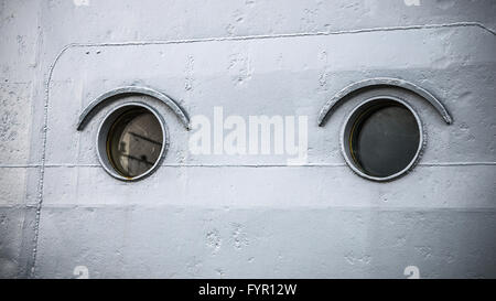 Round oblò nave da guerra, close-up Foto Stock