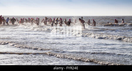 Il tradizionale 'Anbaden', il primo tuffo dell'anno in mare il 1 gennaio sulla spiaggia Weststrand, Norderney, Est Isole Frisone Foto Stock