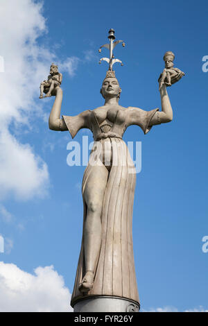 Imperia statua di Peter Lenk, tenendo il Papa e l'imperatore nelle sue mani, porta al Lago di Costanza, costanza, Baden-Württemberg Foto Stock