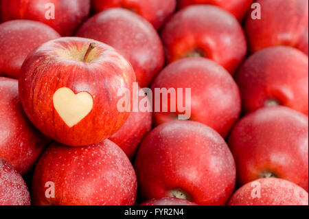 Apple con una forma di cuore cut-out Foto Stock