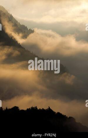 Nebbia e nuvole sul fianco della montagna sopra la valle dell'Inn, Stans, Tirolo, Austria Foto Stock