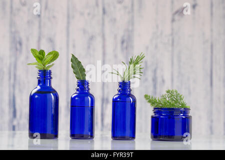 Varie aromatico olio essenziale in bottiglia blu Foto Stock