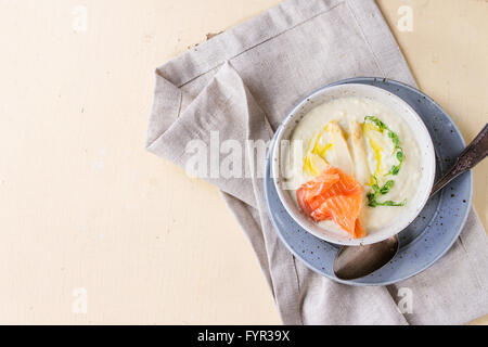 Bianco zuppa di asparagi Foto Stock