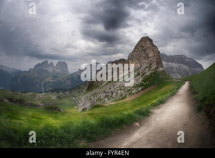 Cresta delle montagne vicino al Passo Pordoi Foto Stock