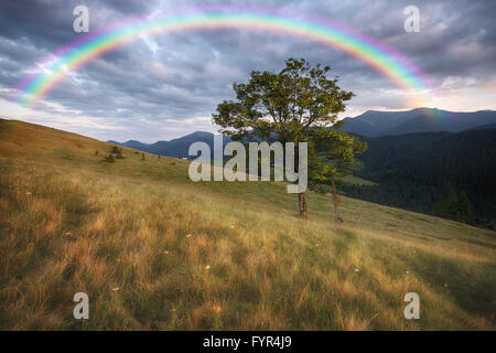 Montagne Paesaggio rurale e rainbow Foto Stock