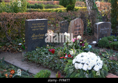 Grab, Marlene Dietrich, Friedhof, Stubenrauchstrasse, Schoeneberg, Berlino, Deutschland Foto Stock