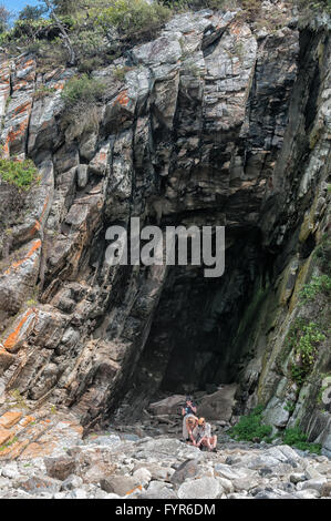 Tempeste FOCE, SUD AFRICA - 1 Marzo 2016: escursionisti non identificato al Guano grotta sul il sentiero delle cascate Foto Stock