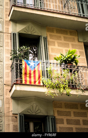 Bandiera catalana su un balcone, Barcellona, Spagna Foto Stock