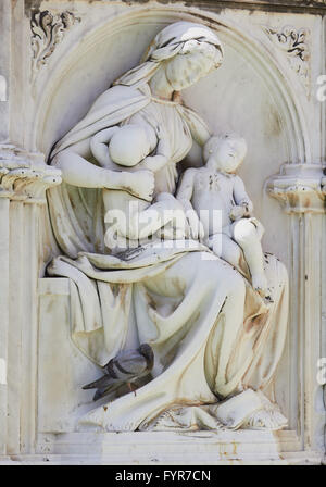 Bassorilievo scultura su Fonte Gaia (Fontana del mondo) Piazza del Campo a Siena Toscana Italia Europa Foto Stock