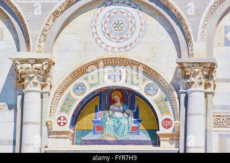 Mosaico sull esterno del Duomo di Duomo di Pisa Toscana Italia Europa Foto Stock