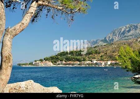 Mare adriatico a podgora in Croazia con il monumento di gabbiano ali e monte Biokovo in background Foto Stock