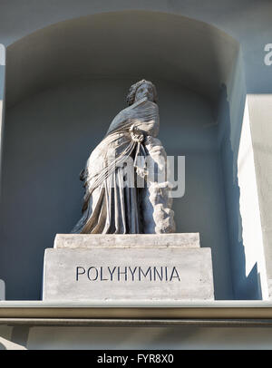 Scultura Polyhymnia replica. Museo Kunsthaus di parete esterna a Graz, Austria Foto Stock