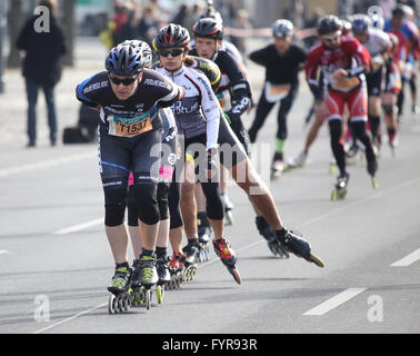 Grande gruppo di inline skater competere nel BERLIN HALF MARATHON 2016 Foto Stock